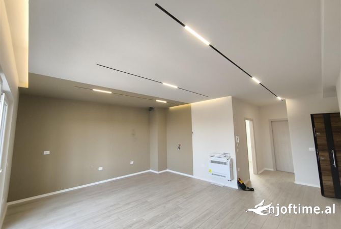 Ambiente Commerciale in Affitto 3+1 a Tirana - 550 Euro