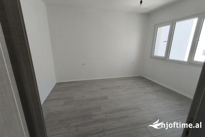 Ambiente Commerciale in Affitto 3+1 a Tirana - 550 Euro