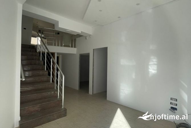 Ambiente Commerciale in Affitto 1+1 a Tirana - 1,500 Euro