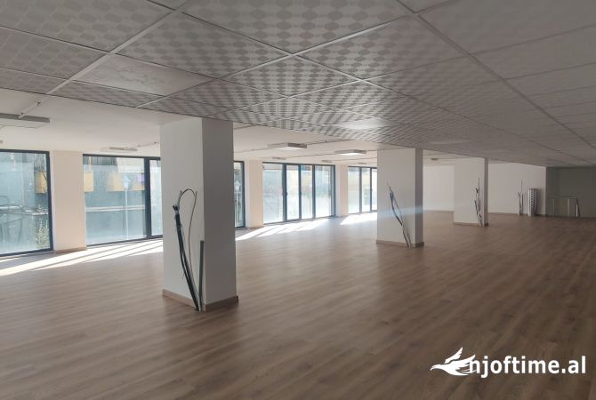 Ambiente Commerciale in Affitto 3+1 a Tirana - 8,000 Euro