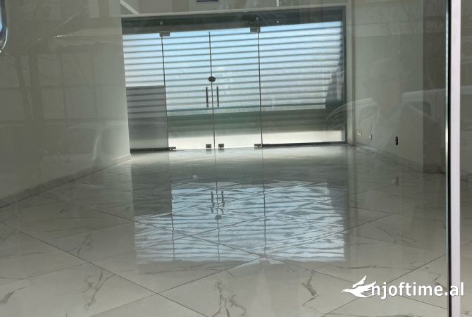 Ambiente Commerciale in Affitto 1+1 a Tirana - 900 Euro