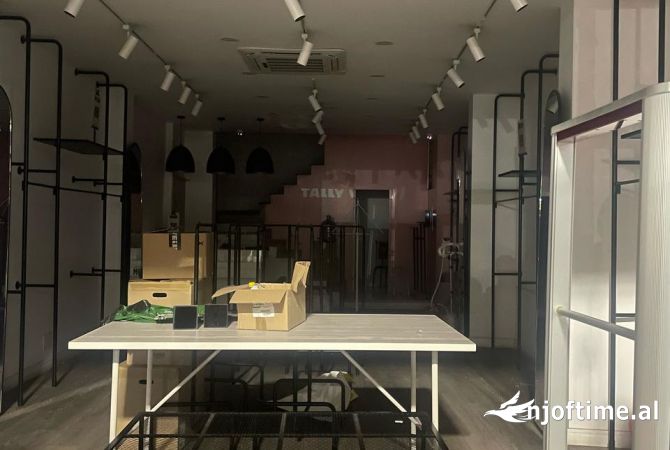 Ambiente Commerciale in Affitto 1+1 a Tirana - 5,000 Euro
