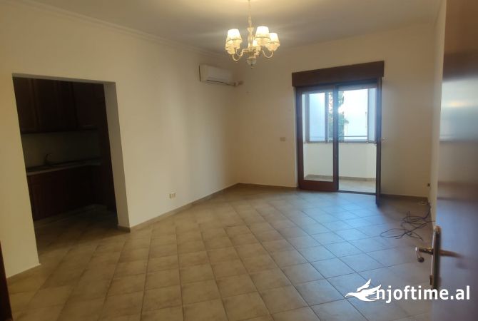 Ambiente Commerciale in Affitto 3+1 a Tirana - 700 Euro