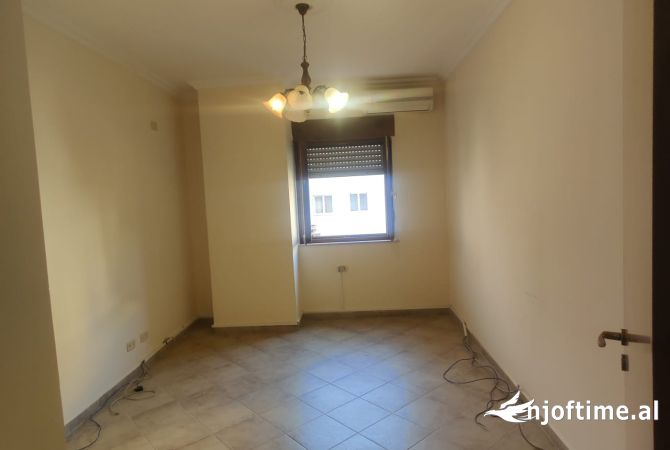 Ambiente Commerciale in Affitto 3+1 a Tirana - 700 Euro