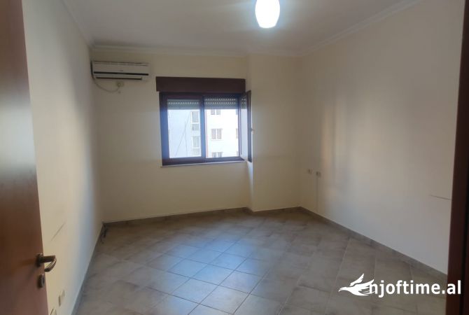 Ambiente Commerciale in Affitto 3+1 a Tirana - 700 Euro