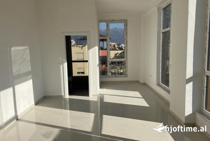 Ambiente Commerciale in Affitto 3+1 a Tirana - 1,500 Euro