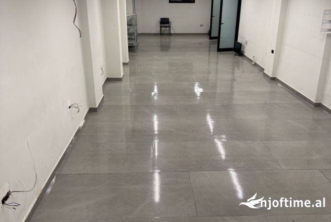 Ambiente Commerciale in Affitto 3+1 a Tirana - 1,000 Euro