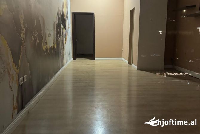 Ambiente Commerciale in Affitto 1+1 a Tirana - 850 Euro