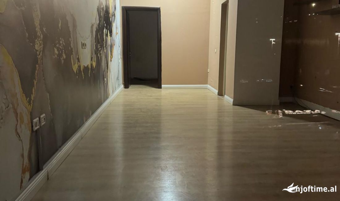 JEPET ME QERA  DYQAN BUZE RRUGE 45M2 850 EURO KOMUNA E PARISIT