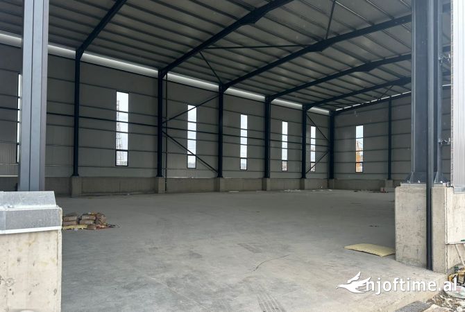 Ambiente Commerciale in Affitto 4+1 a Tirana - 4,500 Euro