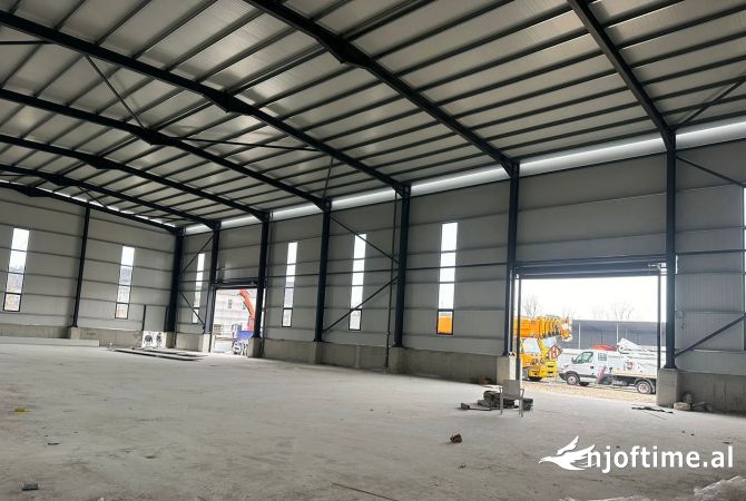 Ambiente Commerciale in Affitto 4+1 a Tirana - 4,500 Euro