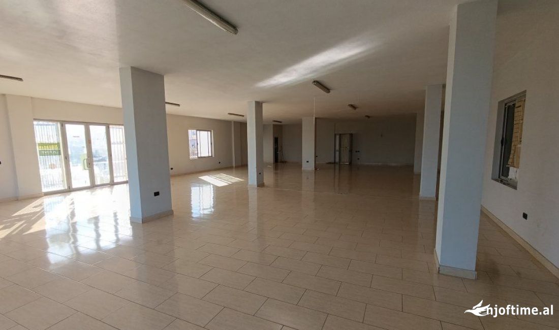 JEPET ME QERA  AMBJENT BIZNESI 220M2 500 EURO ASTIR