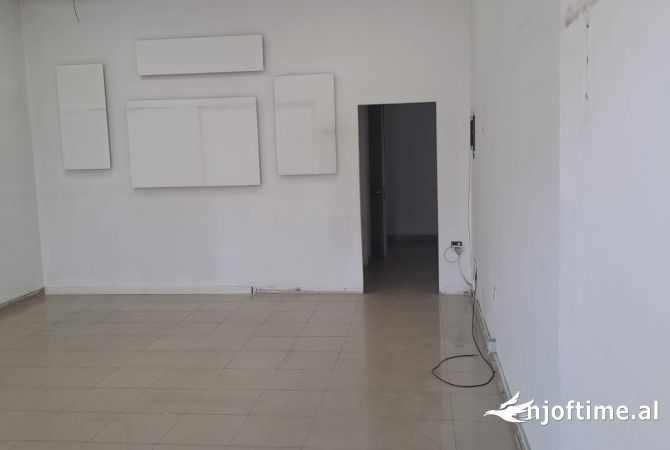 JEPET ME QERA DYQAN 55 M2 1200 EURO ISH EKSPOZITA