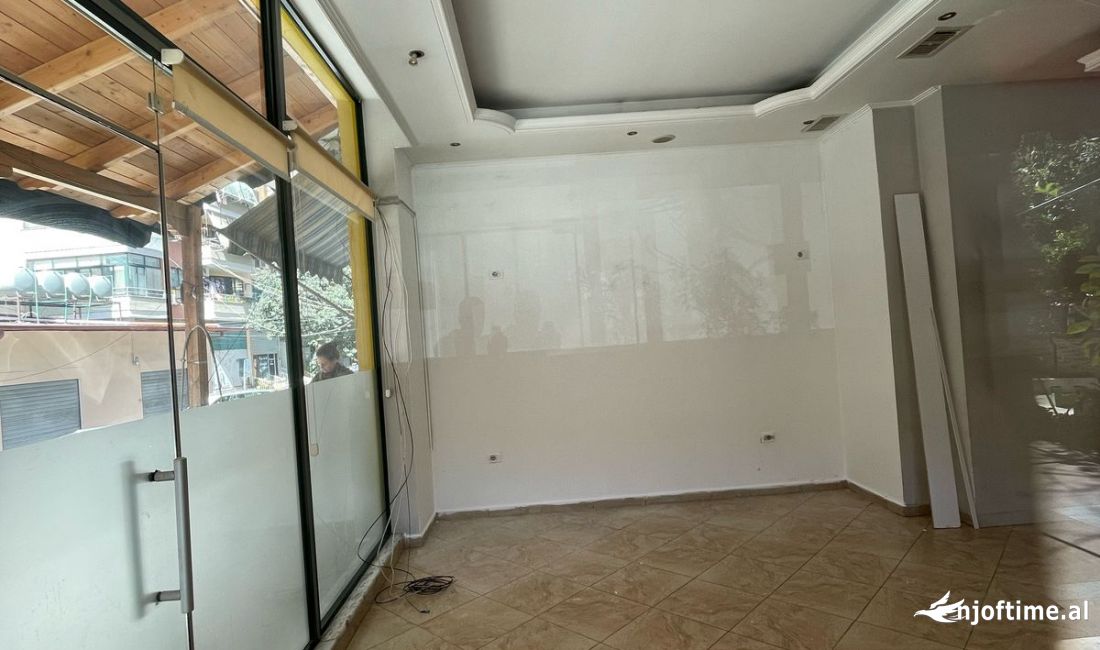 JEPET ME QERA  AMBJENT  80M2 500 EURO RRUGA E KAVAJES