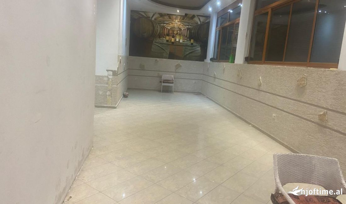 JEPET ME QERA AMBJENT BIZNESI 150M2 1000 EURO SELIT