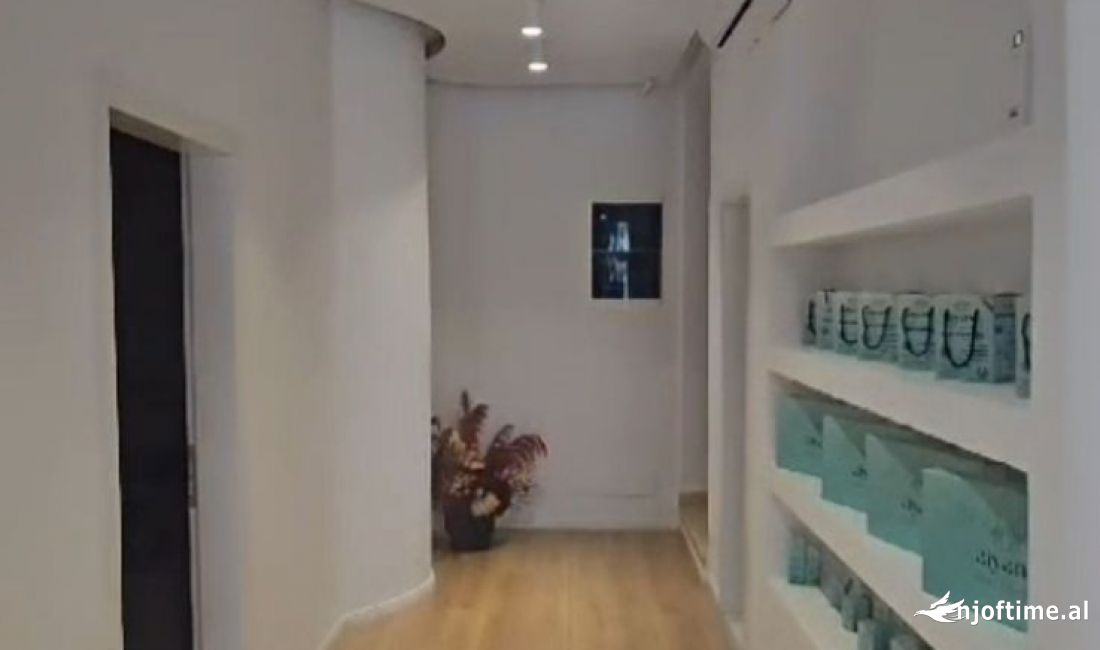 JEPET ME QERA  VILE 2 KATESHE PER BIZNES 200M2 2000 EURO KOMUNA E PARISIT