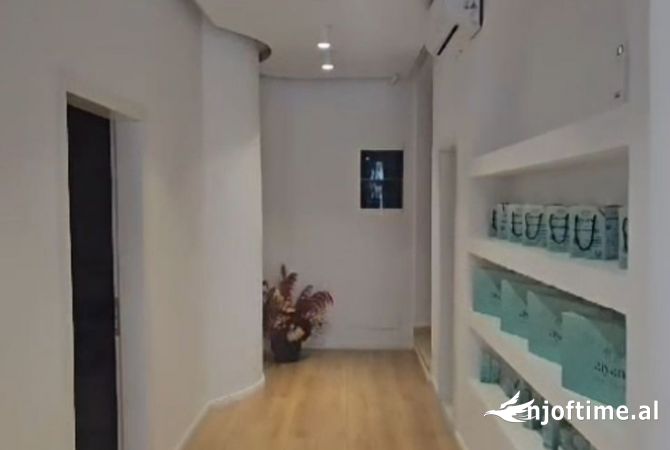 JEPET ME QERA  VILE 2 KATESHE PER BIZNES 200M2 2000 EURO KOMUNA E PARISIT