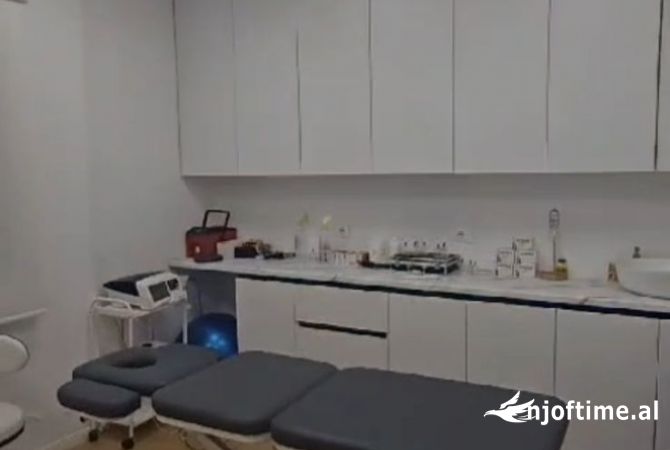 JEPET ME QERA  VILE 2 KATESHE PER BIZNES 200M2 2000 EURO KOMUNA E PARISIT