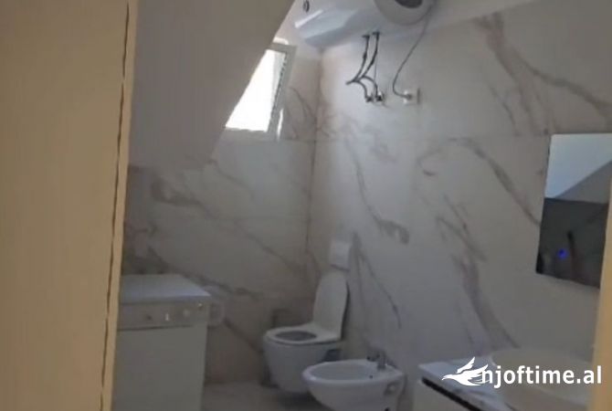 JEPET ME QERA  VILE 2 KATESHE PER BIZNES 200M2 2000 EURO KOMUNA E PARISIT