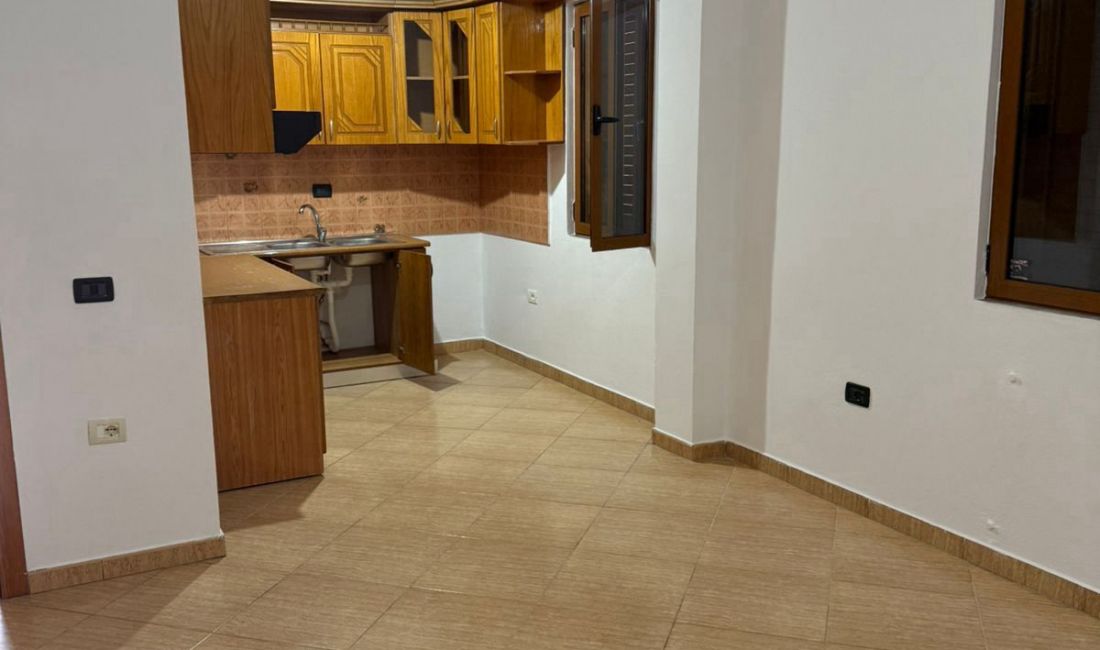 Shtepi me qera Apartament ne Tirane, 3+1, Mobilimi Bosh, pa mobiluar, Pagesa 450  Euro.
