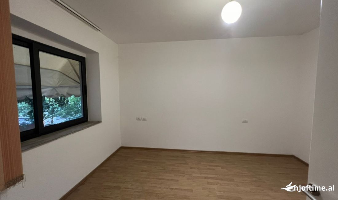 Ambient per zyra me qira