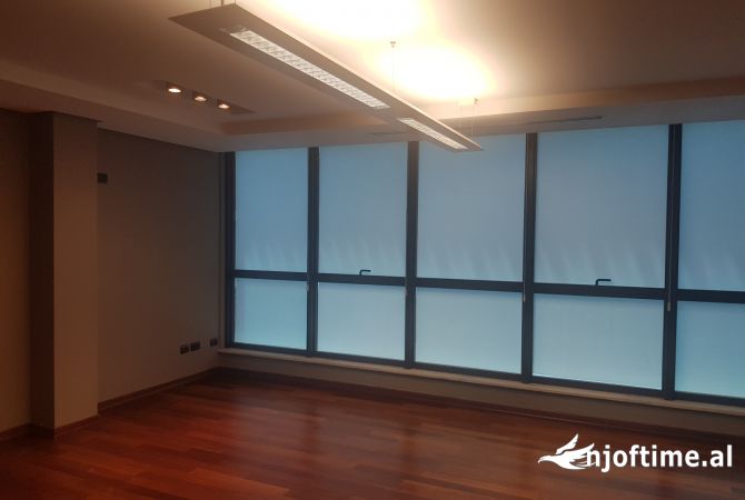 Ambiente Commerciale in Affitto 3+1 a Tirana - 850 Euro