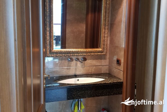 Ambiente Commerciale in Affitto 3+1 a Tirana - 850 Euro