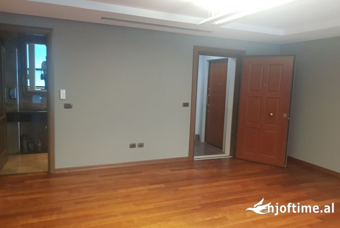 Ambiente Commerciale in Affitto 3+1 a Tirana - 850 Euro