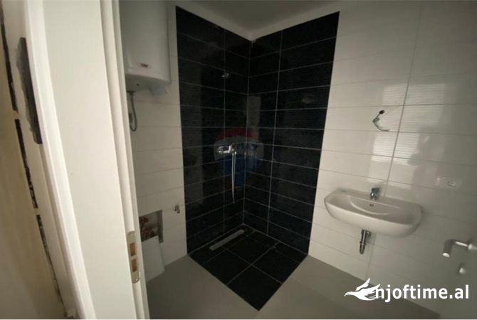 Ambiente Commerciale in Affitto 3+1 a Tirana - 700 Euro