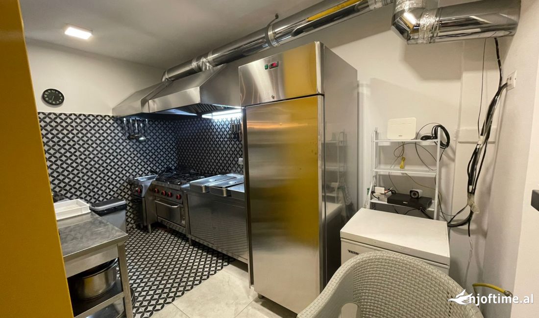 Shitje biznesi - Per Shitje - Piazza Scanderbeg, Tirane