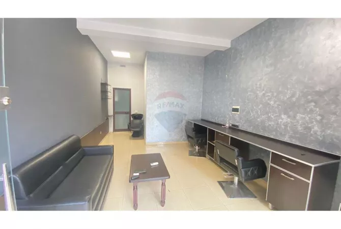 Ambient per qira tek Komuna e Parisit!