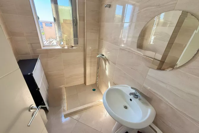 Shtepi ne shitje Apartament ne Tirane, 1+1, Mobilimi E mobiluar, Pagesa 110,000  Euro.