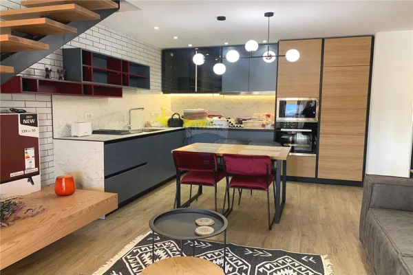 Shtepi me qera Duplex(shtepi me 2 kate) ne Tirane, 1+1, Mobilimi E mobiluar, Pagesa 900  Euro.