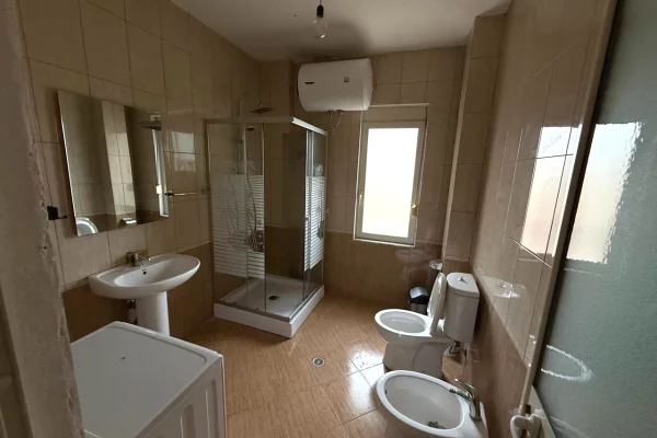 Shtepi me qera Apartament ne Tirane, 2+1, Mobilimi E mobiluar, Pagesa 600  Euro.