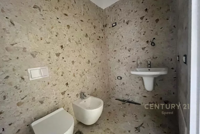 Apartament 2+1 me qira per zyra ne Rrugen Mize Peza!!    SPEED122239