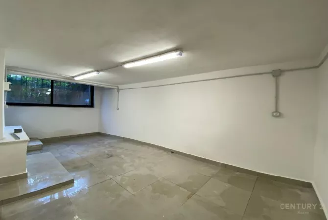 Business Property for Rent 3+1 in Tirana - 600 Euro
