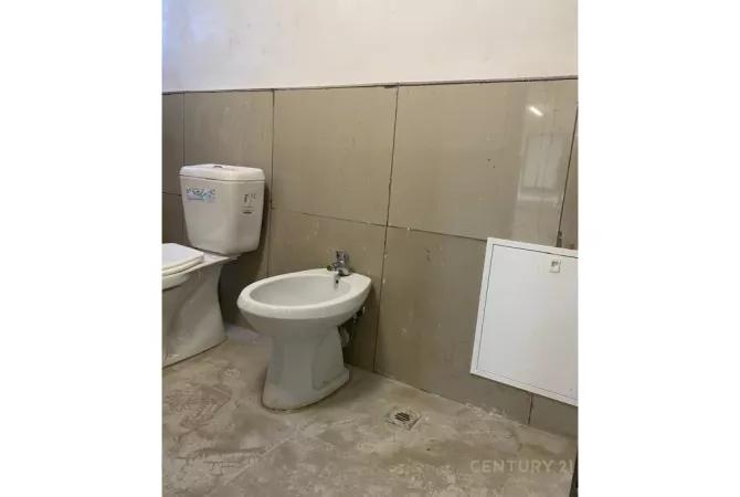 ME QIRA NJESI KOMERCIALE PRANE BULEVARDIT ZOGU I PARE    bosko106441