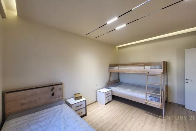 Shtepi ne shitje Apartament ne Tirane, 1+1, Mobilimi Pjeserisht e mobiluar, Pagesa 100,000  Euro.
