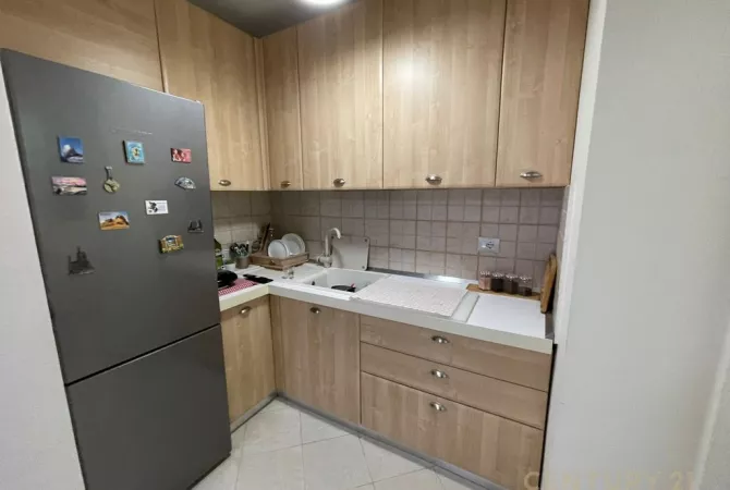 Shtepi ne shitje Apartament ne Tirane, 1+1, Mobilimi E mobiluar, Pagesa 84,000  Euro.