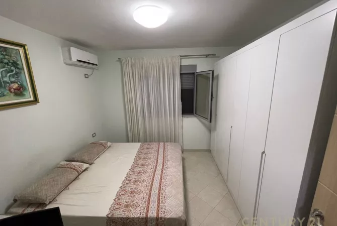 Shtepi ne shitje Apartament ne Tirane, 1+1, Mobilimi E mobiluar, Pagesa 84,000  Euro.