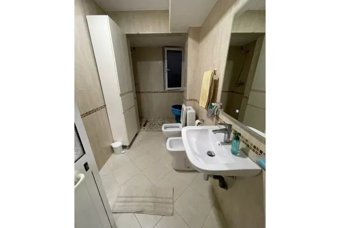 Shtepi ne shitje Apartament ne Tirane, 1+1, Mobilimi E mobiluar, Pagesa 84,000  Euro.