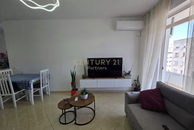 Shtepi ne shitje Apartament ne Tirane, 2+1, Mobilimi E mobiluar, Pagesa 150,000  Euro.