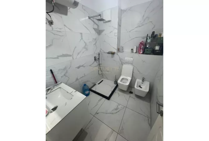 Shtepi ne shitje Apartament ne Tirane, 2+1, Mobilimi E mobiluar, Pagesa 150,000  Euro.