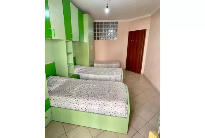 Shtepi ne shitje Apartament ne Tirane, 2+1, Mobilimi E mobiluar, Pagesa 147,000  Euro.
