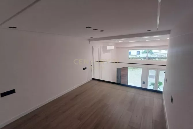 AMBIENT KOMERCIAL PER QIRA, KAT PERDHE PRANE SHKOLLES ALI DEMI!   Atrium124007