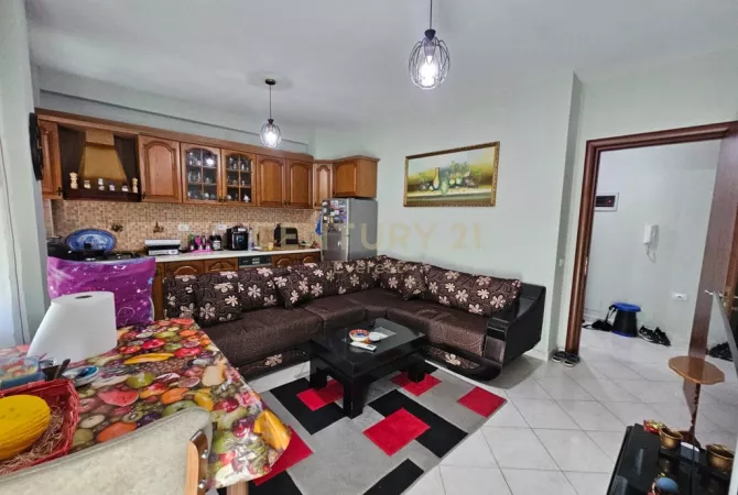 Shtepi ne shitje Apartament ne Tirane, 2+1, Mobilimi E mobiluar, Pagesa 160,000  Euro.