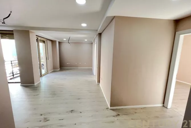 Business Property for Rent 3+1 in Tirana - 1,000 Euro