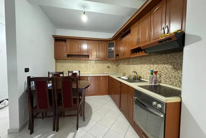 Shtepi ne shitje Apartament ne Tirane, 2+1, Mobilimi E mobiluar, Pagesa 145,000  Euro.
