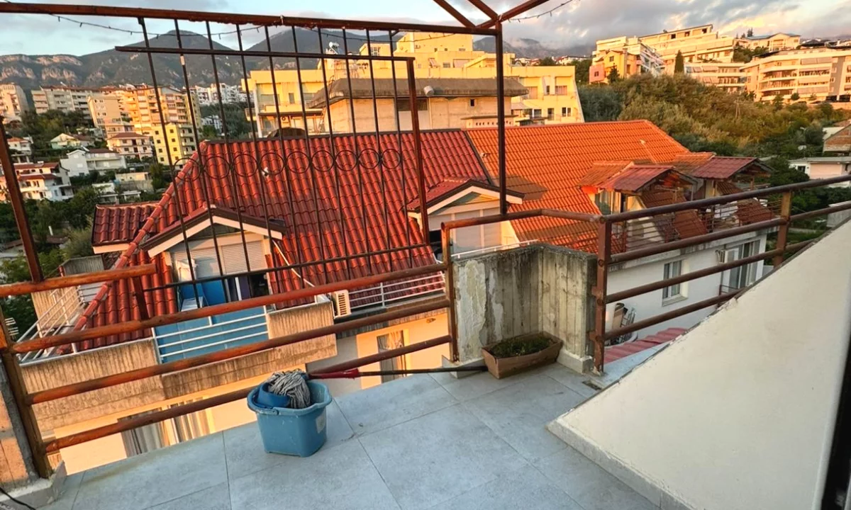 Attic (top floor of the roof) for rent in Tirana 1+1, Furnished