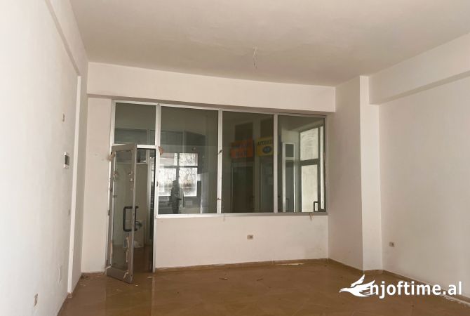 Ambiente Commerciale in Affitto 1+1 a Elbasan - 250 Euro